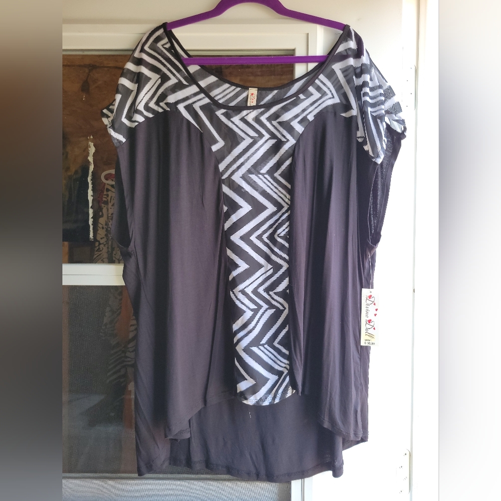 Chic Black and White Zigzag Blouse With Open Back, Cap Sleeve  Size 3X